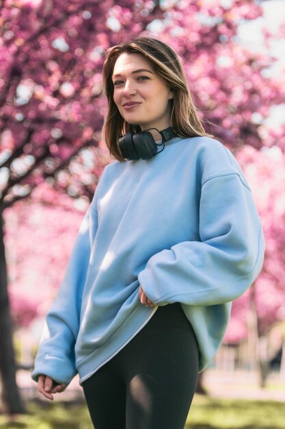 Modne bluzy damskie które warto mieć tej wiosny