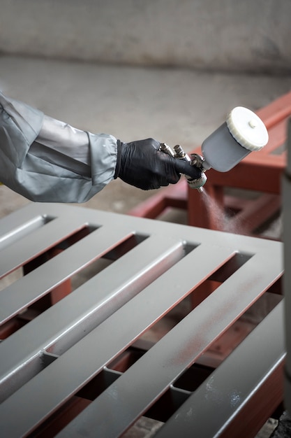 Farba w sprayu do metalu skuteczna i trwała powłoka