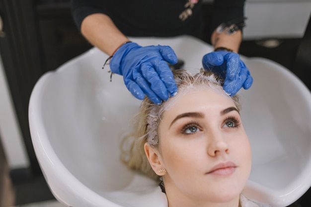 Peeling do skóry głowy skuteczny i bezpieczny sposób pielęgnacji