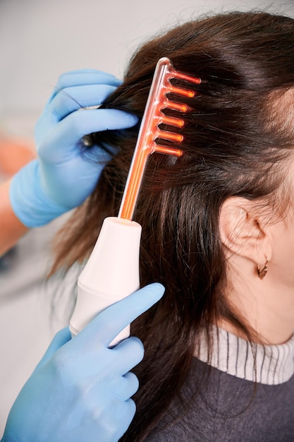 Peeling do skóry głowy skuteczny i bezpieczny sposób