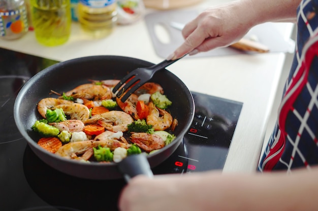 Patelnia elektryczna gastronomiczna niezawodna w każdej kuchni