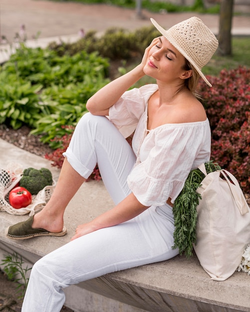 Zgaszone lato stylizacje które odświeżą twój look