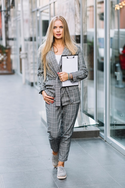 Stylizacje do pracy które zawsze robią wrażenie