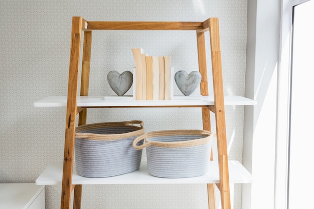 Ikea półki wiszące praktyczne i stylowe rozwiązania