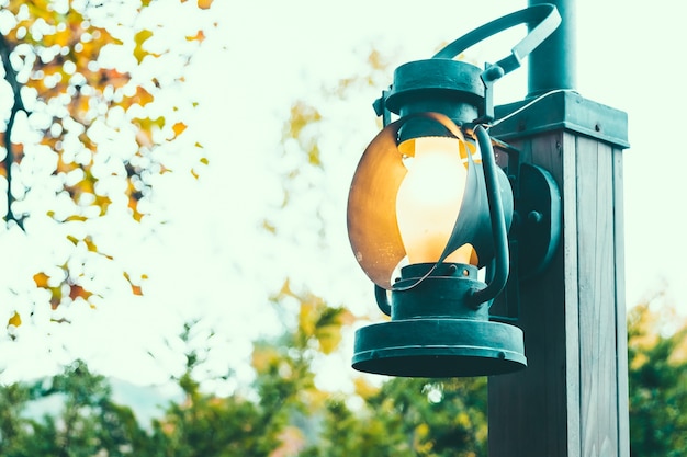 Lampy ogrodowe stojące na prąd – skuteczne oświetlenie ogrodu