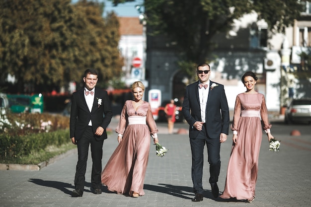 Modne sukienki na wesele które zachwycają stylem