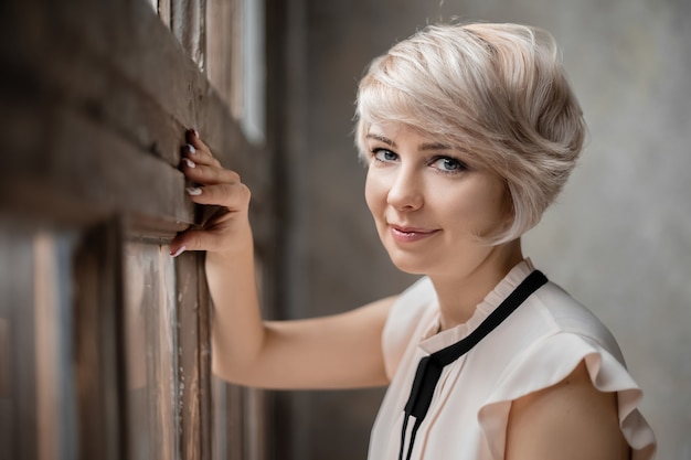 Modne krótkie fryzury dla 60latki które odmładzają